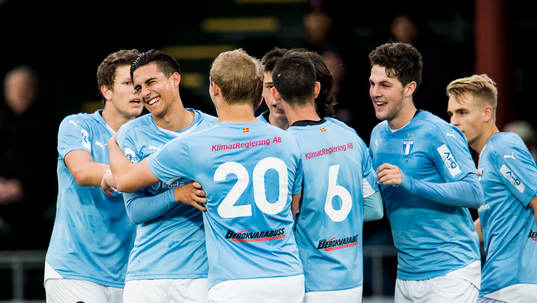 Malmö FFs spelare med Isak Redzic (tv) jublar