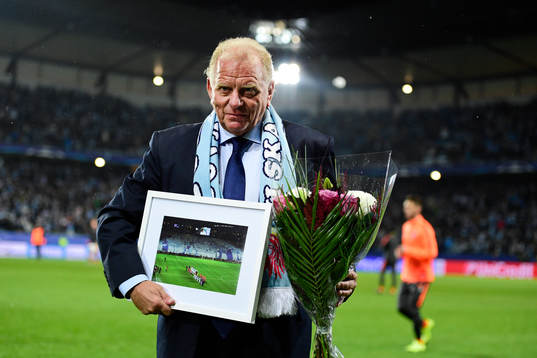 Bob Houghton hyllas i paus