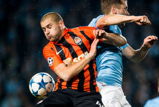 Shakhtar Donetsks Yaroslav Rakitskiy och Malmö FFs Kari Arnarson