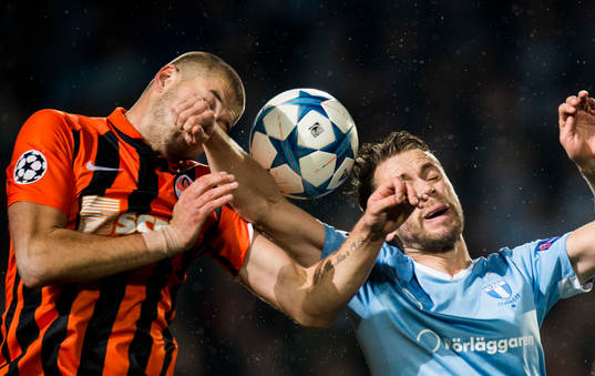 Shakhtar Donetsks Yaroslav Rakitskiy i nickduell med Malmö FFs Kari Arnarson