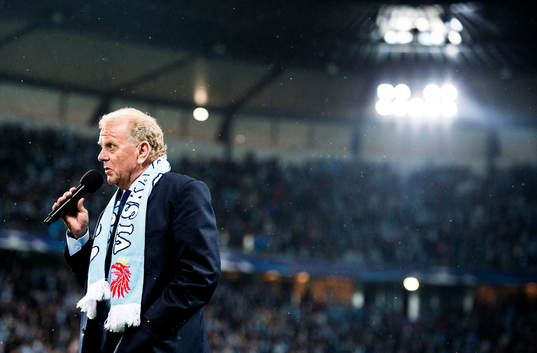 Bob Houghton hyllas i paus