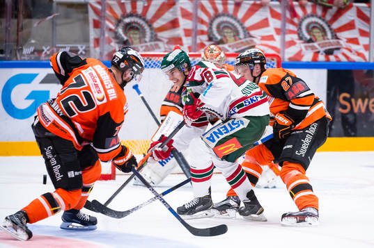 Frölundas John Nyberg i kamp om pucken med Karlskronas
