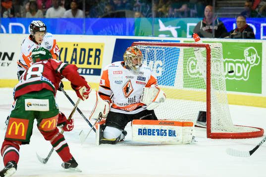 Frölundas Andreas Johnson och Karlskronas målvakt Patrick