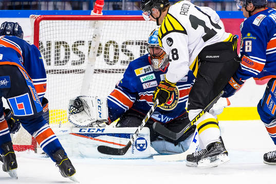 Växjös målvakt Cristopher Nihlstorp plockar ett skott