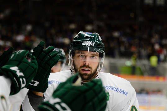 Färjestads Milan Gulas firar med båset