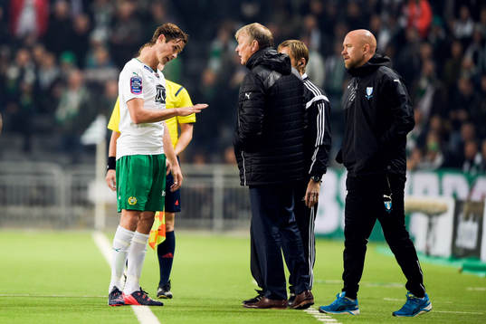 Malmös tränare Åge Hareide reagerar efter att Hammarbys Philip Haglund tacklat en Malmöspelare