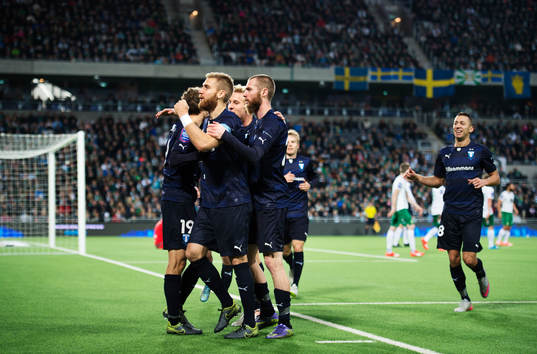 Malmös Rasmus Bengtsson jublar med lagkamrater efter att ha gjort 0-1