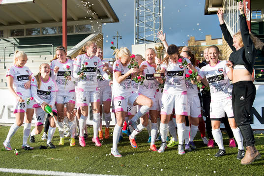 Rosengårds spelare firar