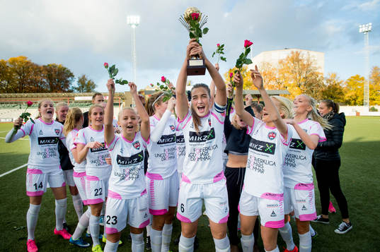 Rosengårds lagkapten Edina Filekovic höjer pokalen