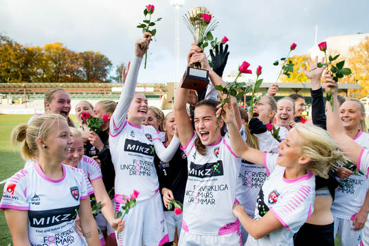 Rosengårds lagkapten Edina Filekovic höjer pokalen