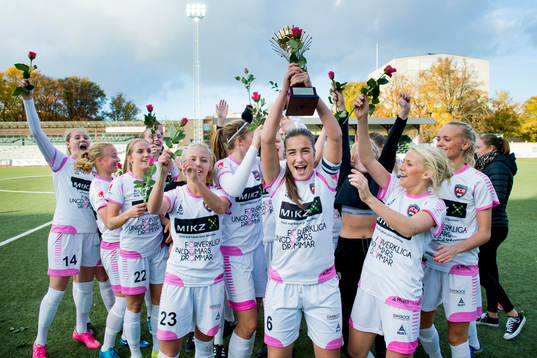 Rosengårds lagkapten Edina Filekovic höjer pokalen