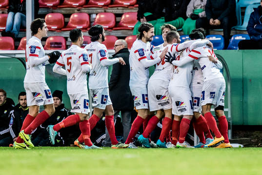 Assyriskas Christer Youssef har gjort 1-2 och spelarna