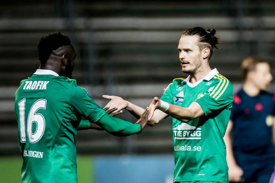 Ljungskiles Jonas Lindberg (h)och Abdultaofik Ahmed  jublar