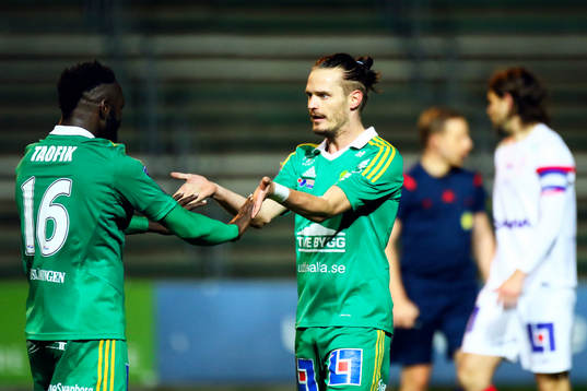 Ljungskiles Abdultaofik Ahmed  och Jonas Lindberg jublar efter 3-2 av Lindberg