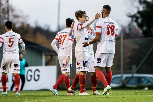 Assyriskas spelare jublar