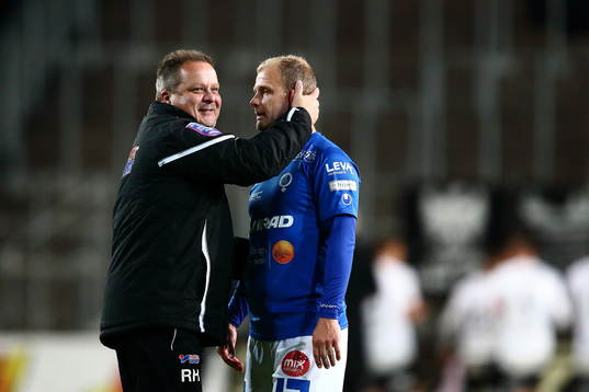 Åtvidabergs tränare Roar Hansen kramar om Kristian