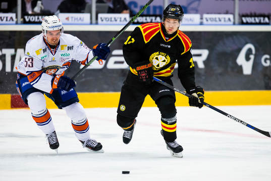 Växjös Eddie Larsson i kamp om pucken med Brynäs Pathrik