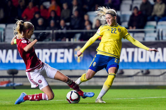 Danmarks Line Røddik Hansen och Sveriges Olivia Schough