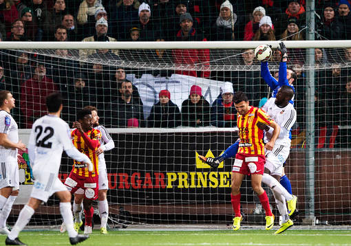 Östersunds målvakt Haraldur Björnsson tappar bollen när