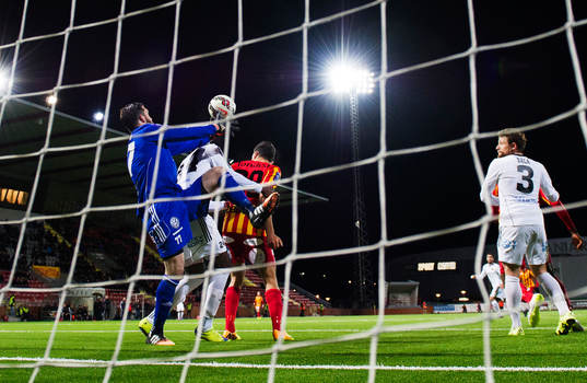 Östersunds målvakt Haraldur Björnsson tappar in