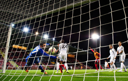 Östersunds målvakt Haraldur Björnsson tappar in