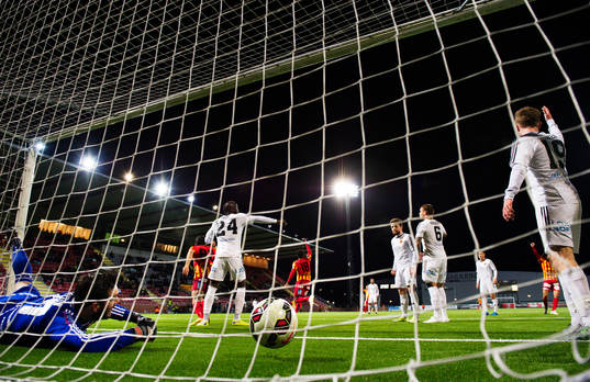 Östersunds målvakt Haraldur Björnsson tappar in