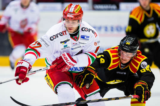 Modos Patrick Dwyer i kamp om pucken med Brynäs Jonathan