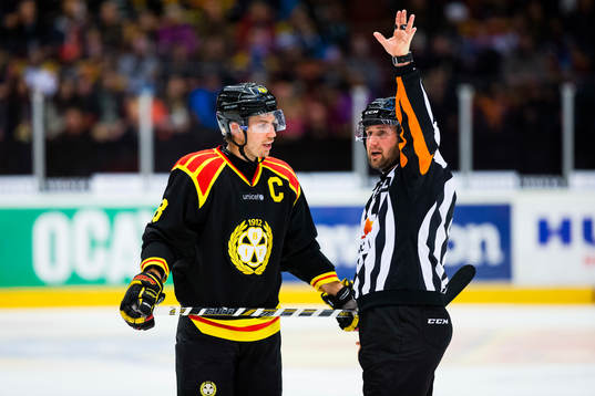 Brynäs Anton Rödin talar med domare Christoffer Karlsson