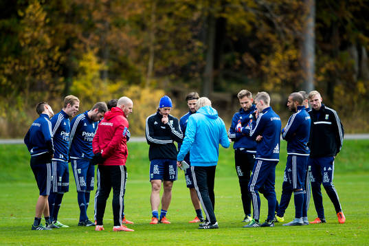 IFK Göteborgs tränare Jörgen Lennartsson har genomgång