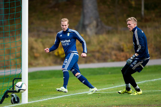 Gustav Engvall och målvakt Marcus Sandberg