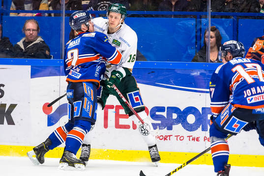 Växjös Teemu Laakso tacklar Färjestads Johan Ryno