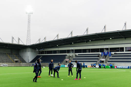 Gefles och Åtvidabergs spelare värmer upp