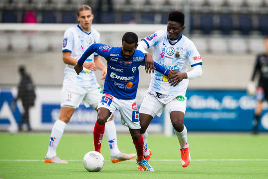 Åtvidabergs Ammar Ahmed i kamp om bollen med Gefles