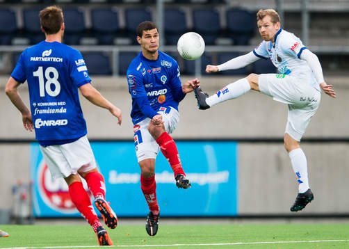 Åtvidabergs Mauricio Albornoz i kamp om bollen med Gefles