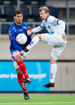 Åtvidabergs Mauricio Albornoz i kamp om bollen med Gefles