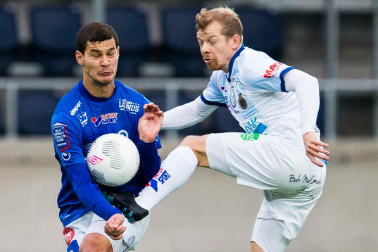 Åtvidabergs Mauricio Albornoz i kamp om bollen med Gefles