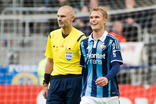 Domaren Michael Lerjeus bredvid Djurgårdens Sebastian Andersson som jublar efter 2-0