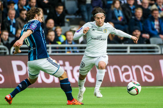 Djurgårdens Kevin Walker bryter skott från Sundsvalls