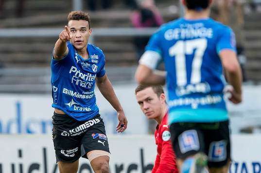 Halmstads Matthew Rusike jublar efter att ha gjort 2-1