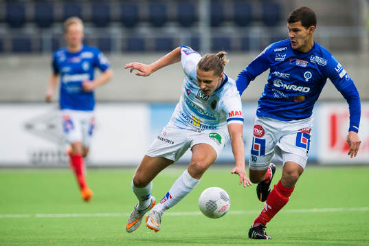 Gefles Jacob Hjelte i kamp om bollen med Åtvidabergs