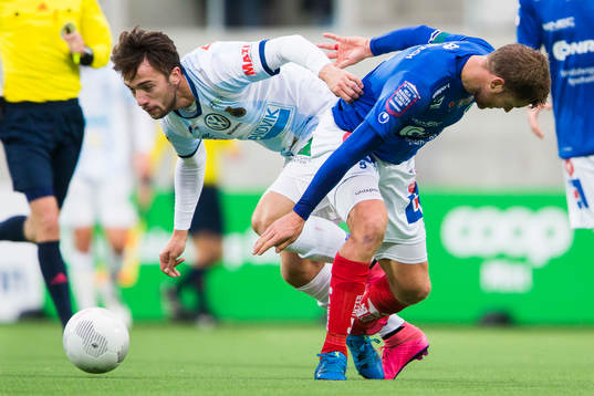Gefles Dardan Mustafa i kamp om bollen med Åtvidabergs Daniel Hallingström