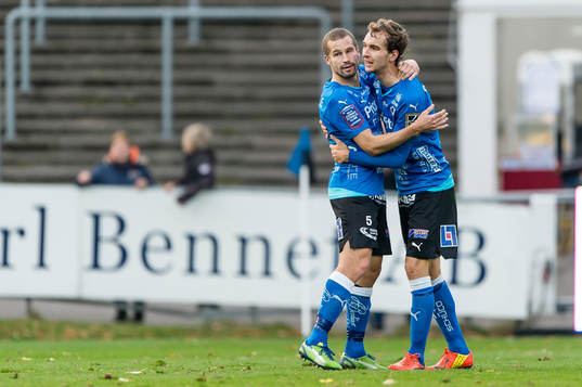 Halmstads Alexander Henningsson (h) jublar efter 1-1 och gratuleras av Christoffer Andersson (v)