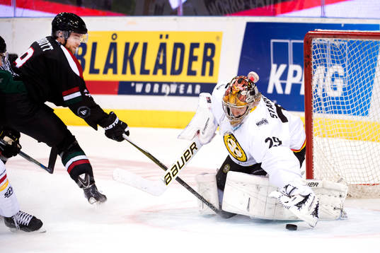 Frölundas Spencer Abbott oroar framför Brynäs målvakt