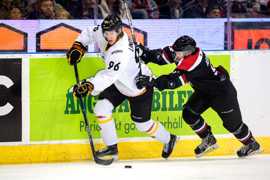 Brynäs Oskar Lindblom och Frölundas Spencer Abbott