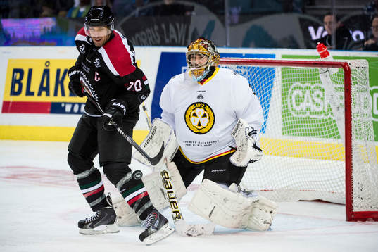 Frölundas Joel Lundqvist oroar framför Brynäs målvakt