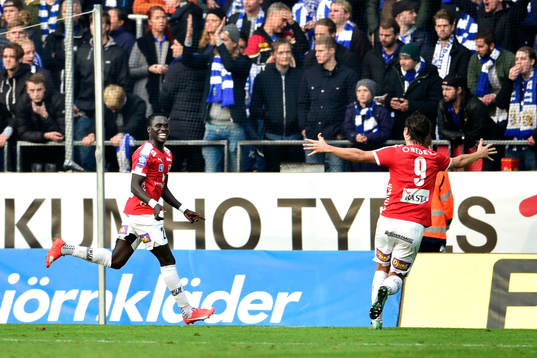 Kalmars Papa Alioune Diouf jublar