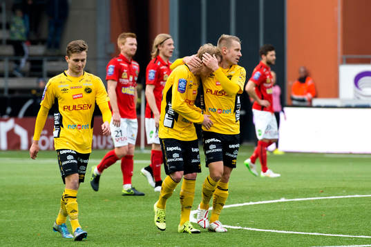 Elfsborgs Simon Lundevall klappas om efter att han gjort 4-1
