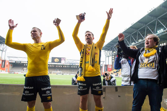 Elfsborgs Andreas Klarström och Anders Svensson leder klacken i en sång