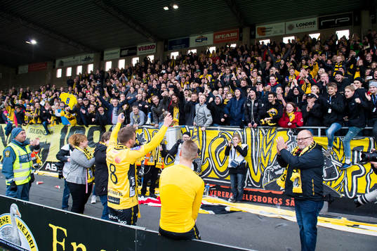 Elfsborgs Anders Svensson och Andreas Klarström (rygg mot kameran) tackar publiken