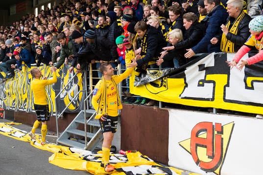 Elfsborgs Andreas Klarström och Anders Svensson leder klacken i en sång